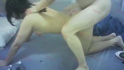 轩哥疯狂的从后面捅我还内射我射完还把流出来的精液捅回去子宫